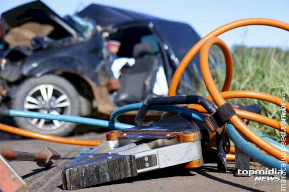 Acidente entre caminhonete e carro de passeio deixa dois mortos na MS-040 Acidente entre caminhonete e carro de passeio deixa dois mortos na MS-040