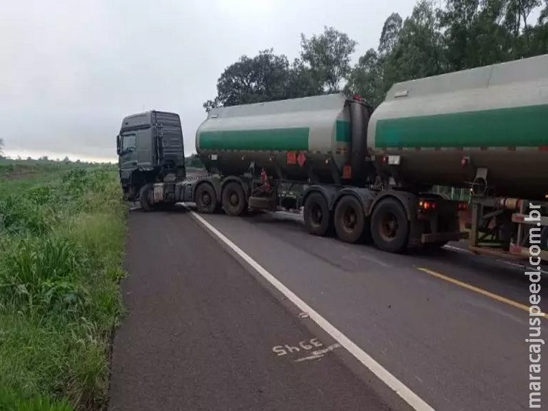 Acidente entre carro e bitrem deixa ao menos uma pessoa em estado grave na BR-267