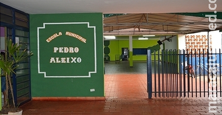 Aluno de 14 anos é apreendido pela PM com faca na Escola Pedro Aleixo Aluno de 14 anos é apreendido pela PM com faca na Escola Pedro Aleixo
