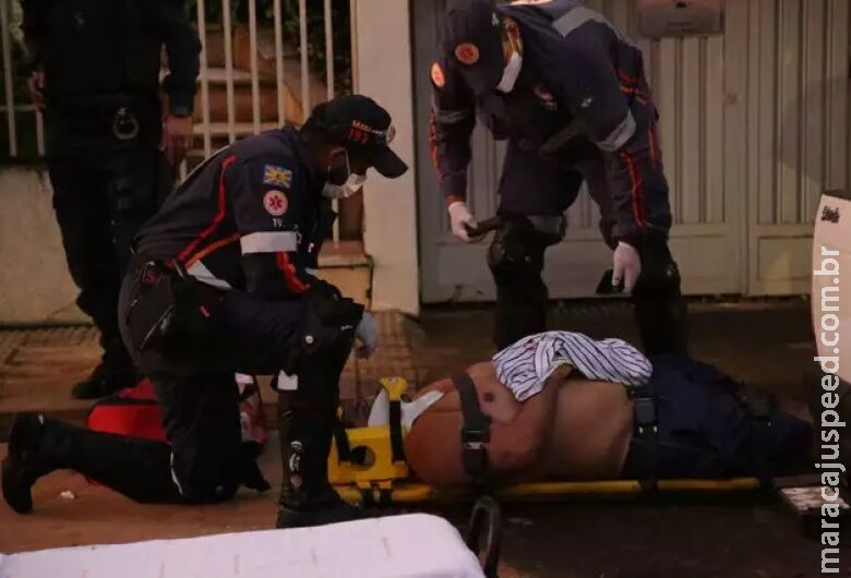 Após surto, andarilho é agredido e vai parar em hospital Após surto, andarilho é agredido e vai parar em hospital