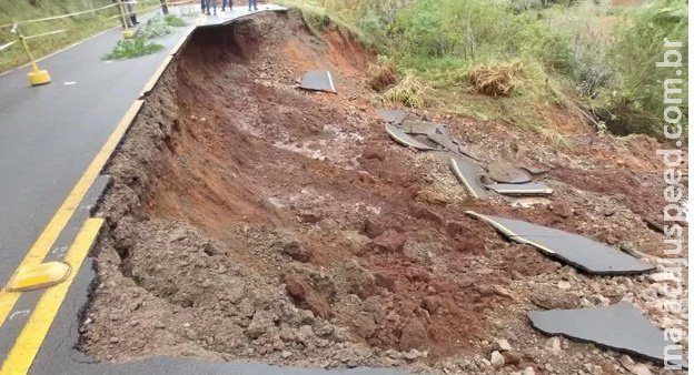 Atenção! Chuva abre buraco em rodovia que liga Dourados a Itaporã Atenção! Chuva abre buraco em rodovia que liga Dourados a Itaporã