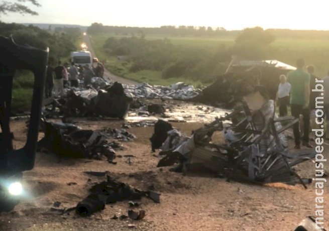 Caminhão bate de frente com bitrem e uma pessoa morre na BR-376, em Nova Andradina Caminhão bate de frente com bitrem e uma pessoa morre na BR-376, em Nova Andradina