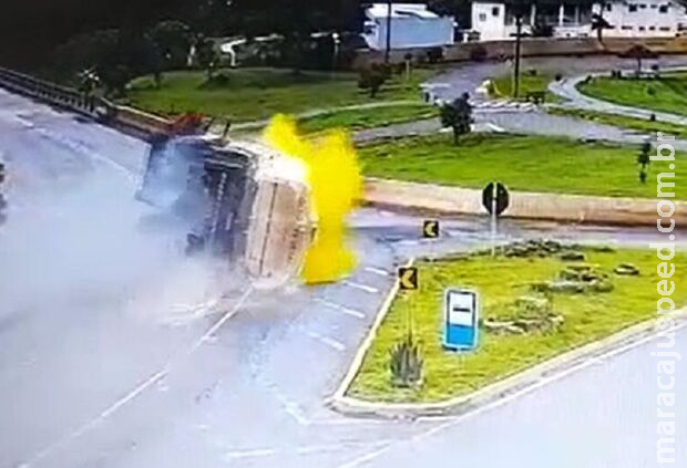 Caminhão de MS tomba e deixa uma pessoa morta em SC Caminhão de MS tomba e deixa uma pessoa morta em SC