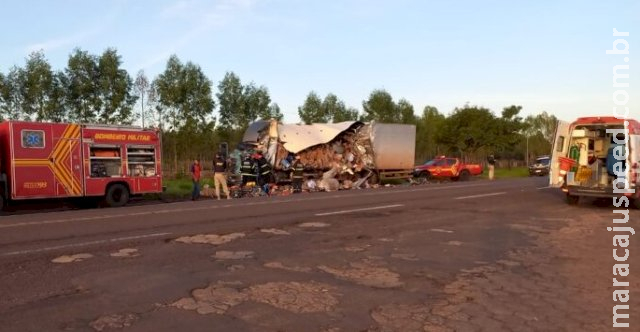 Caminhão fica destruído e carga espalhada no asfalto após acidente com carreta