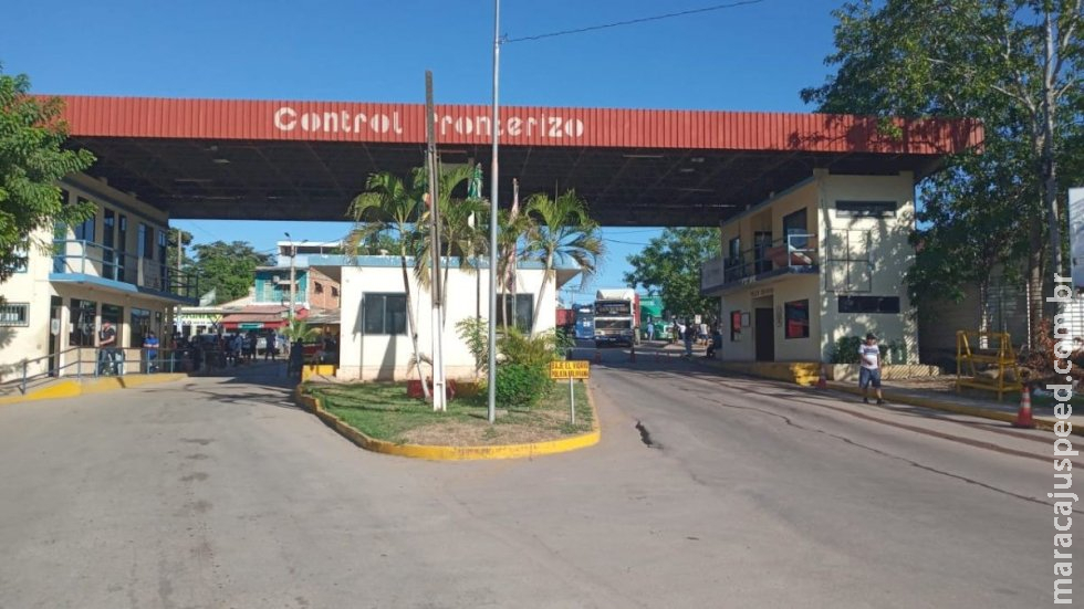 Caminhoneiros fecham fronteira entre Brasil/ Bolívia e denunciam pedágio ilegal em MS Caminhoneiros fecham fronteira entre Brasil/ Bolívia e denunciam pedágio ilegal em MS
