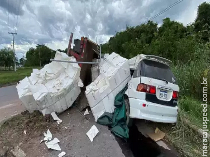 Carreta carregada de celulose tomba e atinge carro com três crianças em MS Carreta carregada de celulose tomba e atinge carro com três crianças em MS