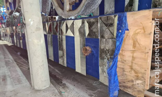 Carro alegórico que imprensou menina de 11 anos em poste é apreendido Carro alegórico que imprensou menina de 11 anos em poste é apreendido