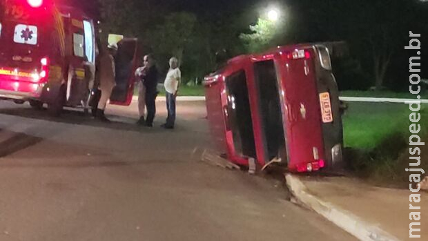 Carro capota, cai de viaduto e deixa homem ferido em Campo Grande