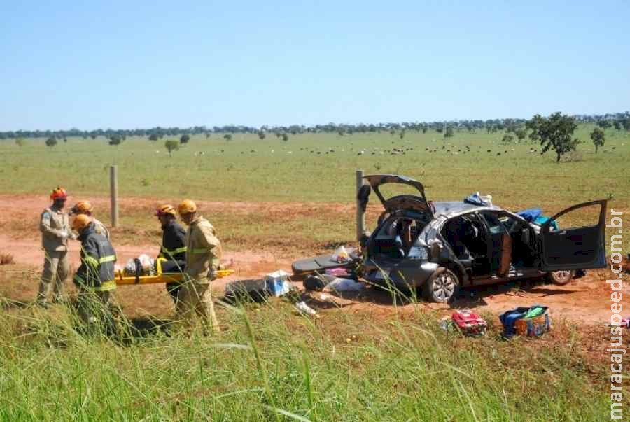 Carro capota na MS-395 após pneu estourar e duas pessoas ficam presas nas ferragens 