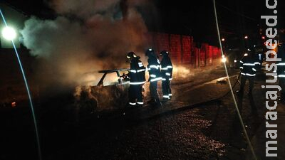 Carro é destruído pelo fogo em Anastácio Carro é destruído pelo fogo em Anastácio