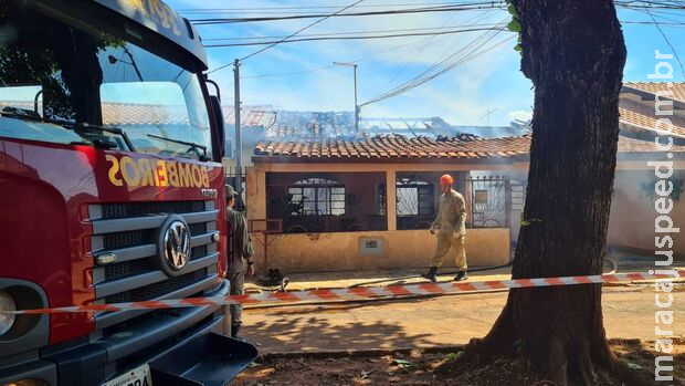 Casa pega fogo em Campo Grande e idosa escapa por pouco