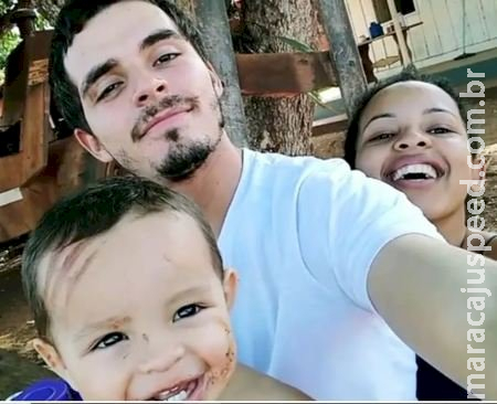 Casal e filho de 4 anos morrem após carro bater em caminhonete em estrada de MT Casal e filho de 4 anos morrem após carro bater em caminhonete em estrada de MT