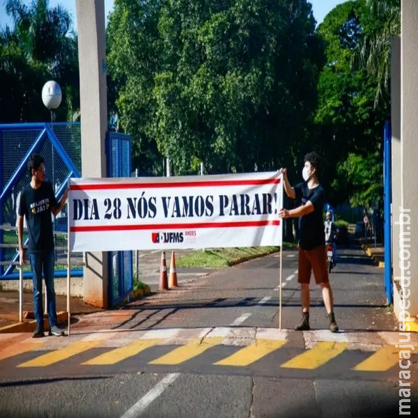 Cerca de 1,5 mil professores da UFMS paralisam atividades para pedir reajuste Cerca de 1,5 mil professores da UFMS paralisam atividades para pedir reajuste