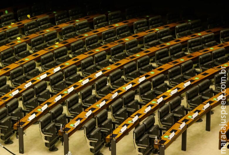 Cerca de 70 parlamentares trocaram de legenda na janela partidária Cerca de 70 parlamentares trocaram de legenda na janela partidária