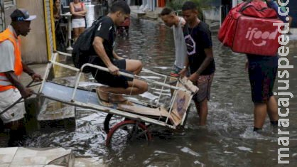 Chuvas no Rio matam 18 pessoas e bombeiros buscam desaparecidos Chuvas no Rio matam 18 pessoas e bombeiros buscam desaparecidos