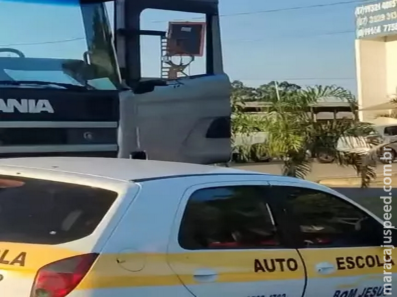 Com espelho de banheiro no lugar de retrovisor, carreta bate em carro de autoescola em MS Com espelho de banheiro no lugar de retrovisor, carreta bate em carro de autoescola em MS