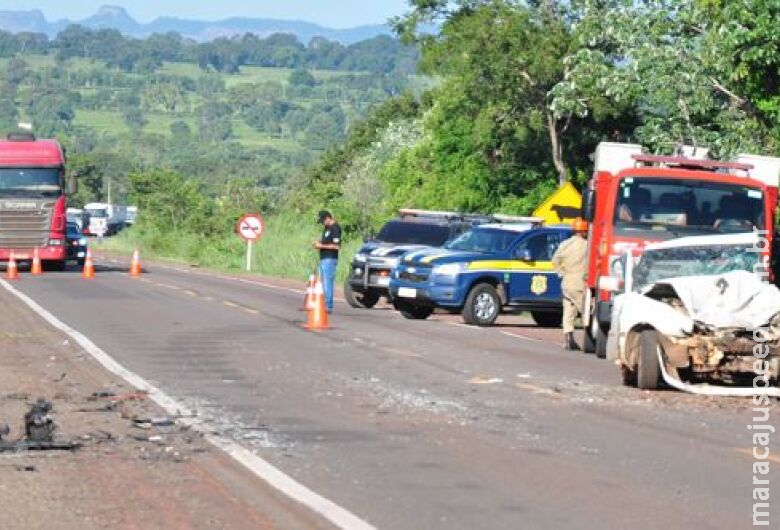 Condutor, pai e filho morreram após colisão frontal em rodovia de MS Condutor, pai e filho morreram após colisão frontal em rodovia de MS