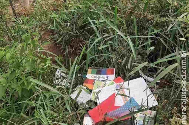 Crianças encontram livros e cadernos de professora assassinada na fronteira Crianças encontram livros e cadernos de professora assassinada na fronteira