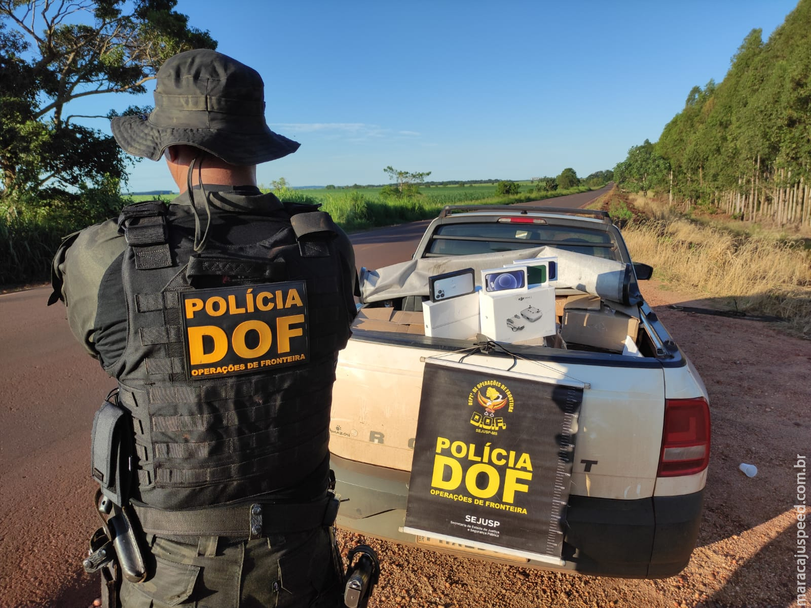 DOF apreende carro com quase R$ 1.2 milhão em produtos de contrabando e descaminho DOF apreende carro com quase R$ 1.2 milhão em produtos de contrabando e descaminho