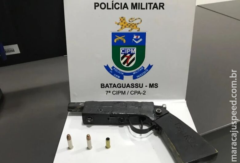 Dupla é encaminhada para delegacia após denúncia de disparo de arma de fogo Dupla é encaminhada para delegacia após denúncia de disparo de arma de fogo
