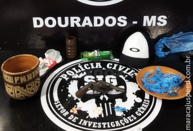 Dupla é presa com cocaína e revólver em Dupla é presa com cocaína e revólver em