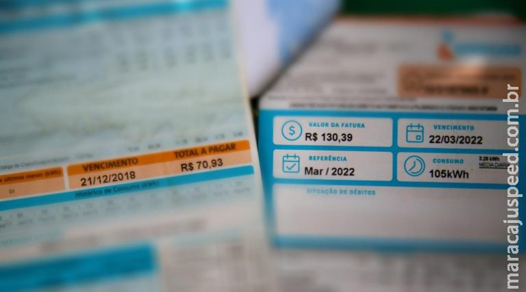 Enquanto salário aumentou 26% em 5 anos, reajustes de energia podem somar 54% e consumidores reclamam: “um absurdo” Enquanto salário aumentou 26% em 5 anos, reajustes de energia podem somar 54% e consumidores reclamam: “um absurdo”