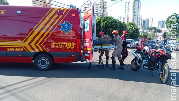 Entregador fica ferido após bater moto em carro no Centro de Campo Grande