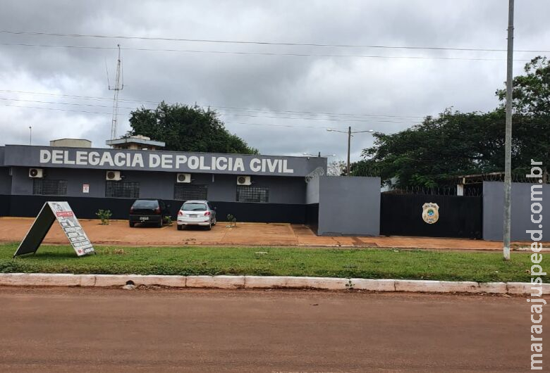 Esfaqueado, homem é levado para hospital e polícia procura suspeito Esfaqueado, homem é levado para hospital e polícia procura suspeito