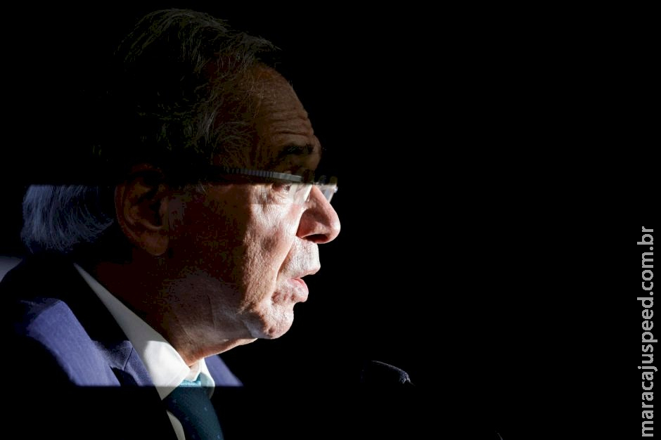 Guedes defende reajuste a todos os servidores e diz que anúncio deve vir em breve Guedes defende reajuste a todos os servidores e diz que anúncio deve vir em breve