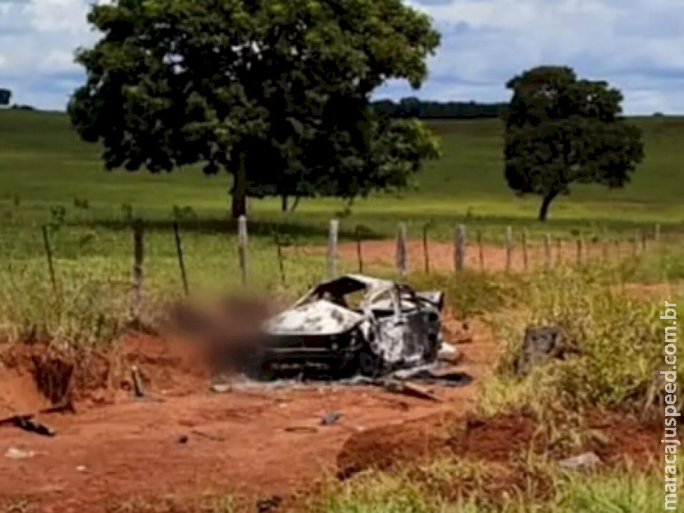 Homem morre em acidente após carro capotar e pegar fogo Homem morre em acidente após carro capotar e pegar fogo