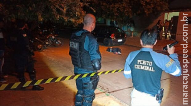 Jovem leva três tiros e morre no meio da rua de periferia de Dourados Jovem leva três tiros e morre no meio da rua de periferia de Dourados
