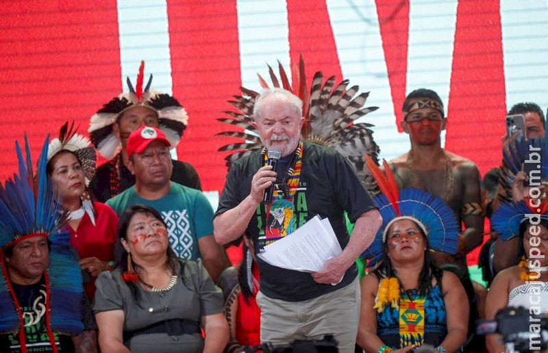 Lula promete ministério e fim de proposta de exploração das terras indígenas Lula promete ministério e fim de proposta de exploração das terras indígenas
