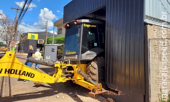 Máquina de construção invade loja e causa prejuízo de aproximadamente R$ 50 mil