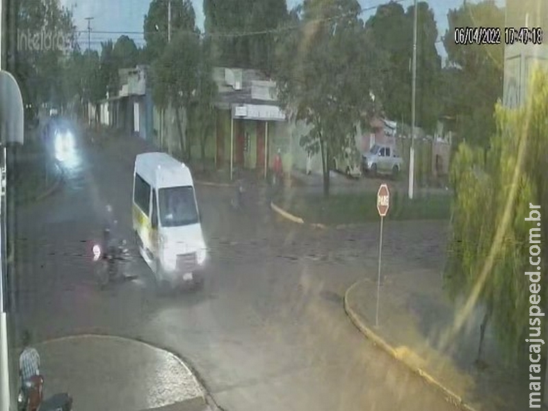 Maracaju: Motorista de Van Escolar desatento, invadiu avenida e provocou acidente com motociclista