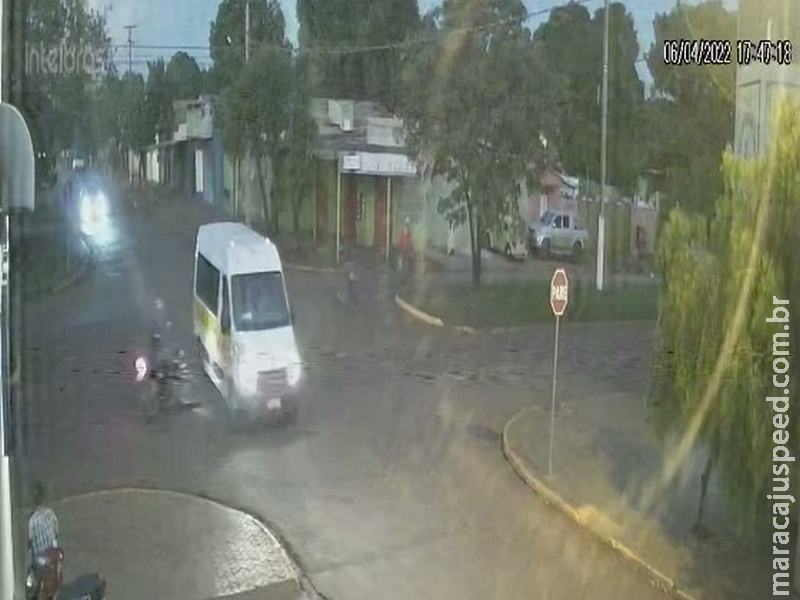 Maracaju: Motorista de Van Escolar desatento, invadiu avenida e provocou acidente com motociclista Maracaju: Motorista de Van Escolar desatento, invadiu avenida e provocou acidente com motociclista