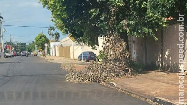 Moradores denunciam restos de lixo deixados nas calçadas por empresa de recapeamento Moradores denunciam restos de lixo deixados nas calçadas por empresa de recapeamento