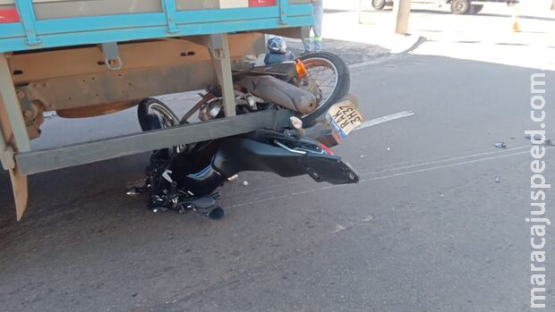 Moto para embaixo de caminhão após acidente na av. Ernesto Geisel Moto para embaixo de caminhão após acidente na av. Ernesto Geisel