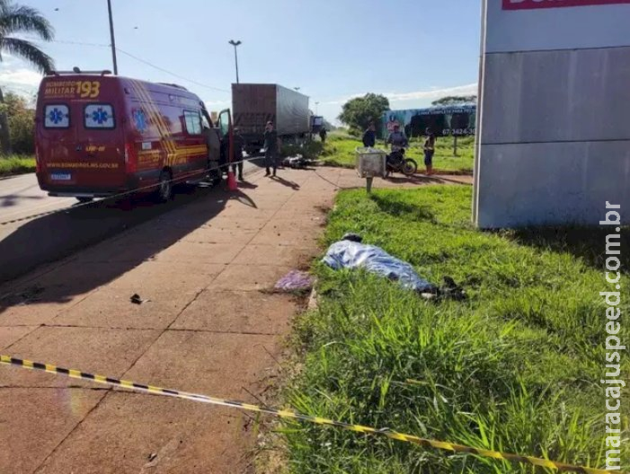 Motociclista bate na lateral de carreta e morre em avenida Motociclista bate na lateral de carreta e morre em avenida