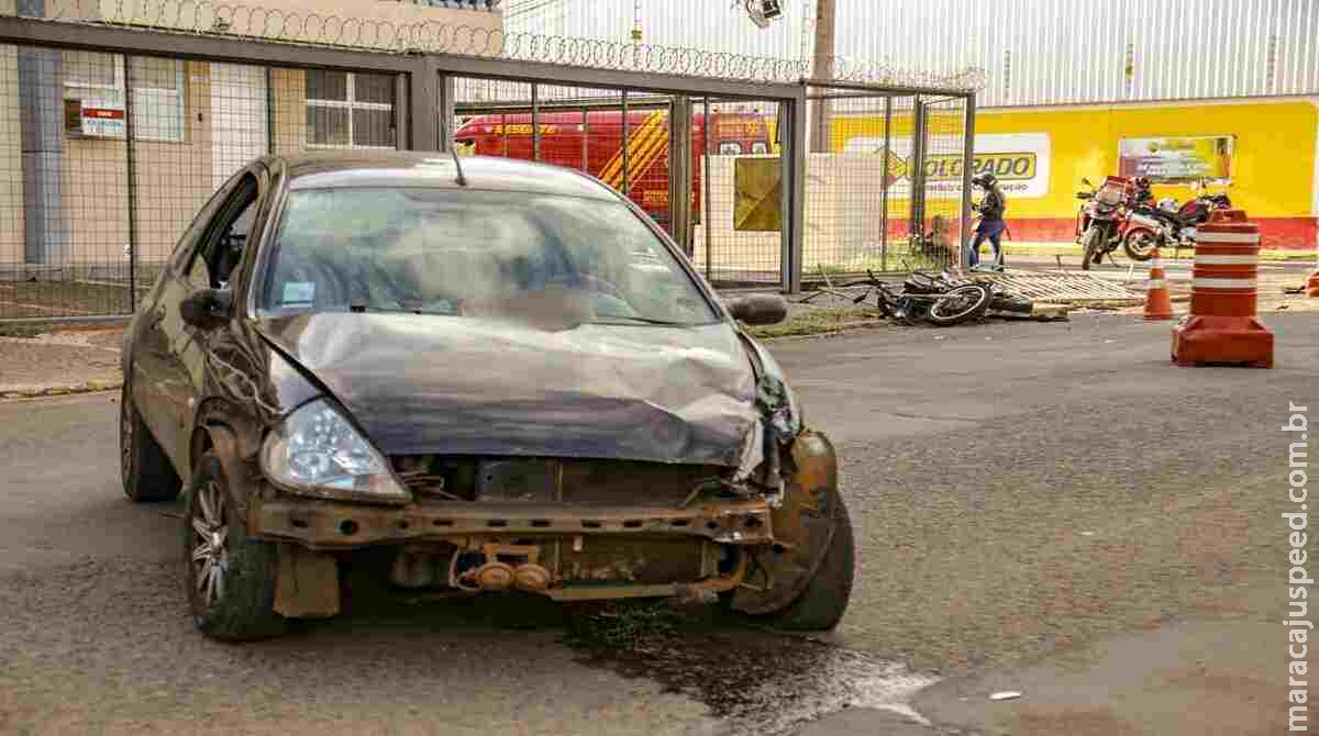 Motorista avança em semáforo e deixa motociclista gravemente ferido em cruzamento de Campo Grande