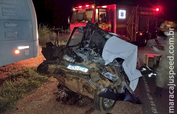 Motorista de carro bate em micro-ônibus de voluntários e morre perto de Ivinhema