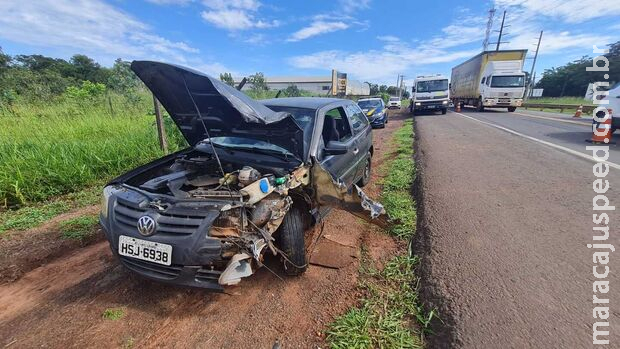 Motorista de carro foge após bater em caminhão na BR-163, em Campo Grande