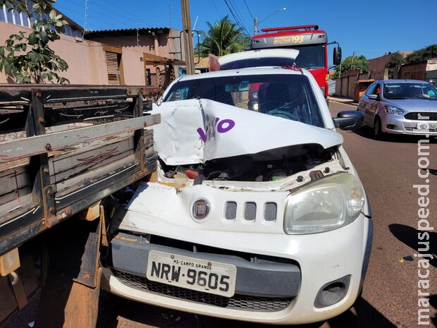 Motorista desvia de cachorro e bate carro contra caminhonete na Vila Carlota Motorista desvia de cachorro e bate carro contra caminhonete na Vila Carlota