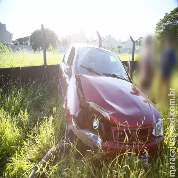 Motorista dorme ao volante, bate carro e arranca árvore na Três Barras após sair de lanchonete Motorista dorme ao volante, bate carro e arranca árvore na Três Barras após sair de lanchonete