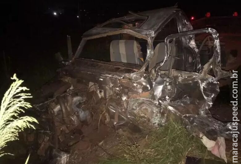 Motorista fica em estado grave após acidente entre caminhonete caminhão Motorista fica em estado grave após acidente entre caminhonete caminhão