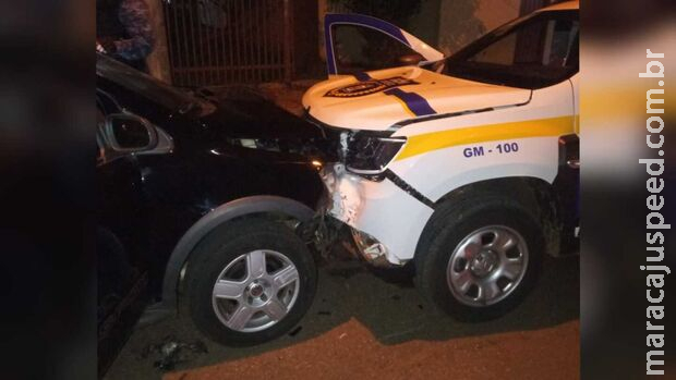 Motorista invade contramão e destrói viatura da Guarda Civil em Campo Grande