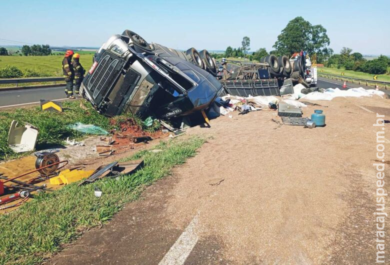 Motorista morre em São Paulo após tombar carreta com placas de MS Motorista morre em São Paulo após tombar carreta com placas de MS
