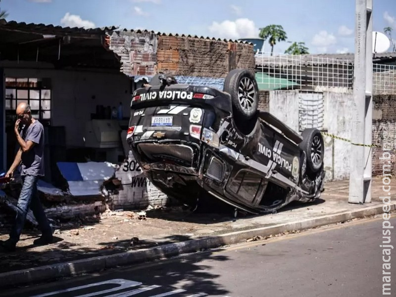 Motorista não ouve sirene de viatura policial e provoca capotamento em Campo Grande Motorista não ouve sirene de viatura policial e provoca capotamento em Campo Grande