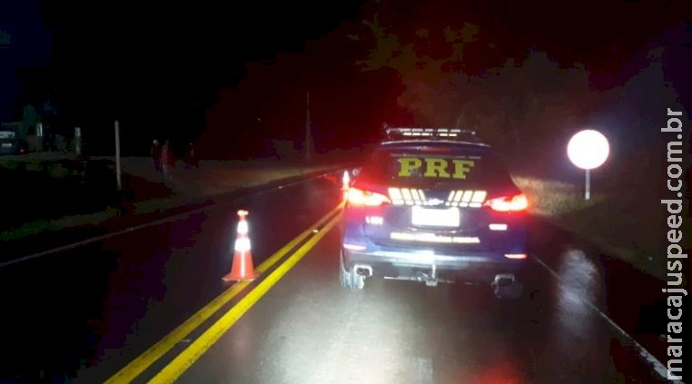 Motorista tomba caminhão na BR-262 e diz que tomou dois copos de pinga Motorista tomba caminhão na BR-262 e diz que tomou dois copos de pinga