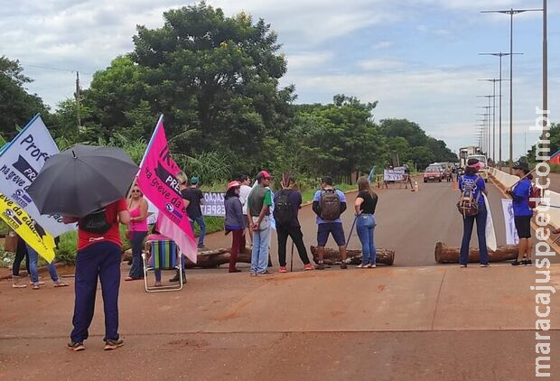 MS-156 volta a ser fechada por educadores da Reme em Dourados MS-156 volta a ser fechada por educadores da Reme em Dourados