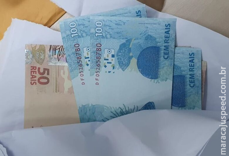 Mulher é presa retirando encomenda com dinheiro falso em agência dos Correios de Dourados Mulher é presa retirando encomenda com dinheiro falso em agência dos Correios de Dourados